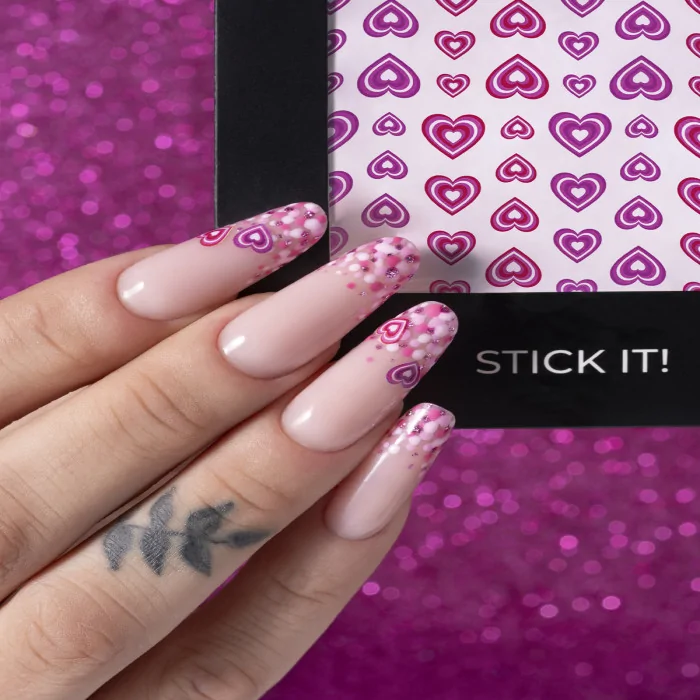 Ongle cœur : les nail art romantiques qui font craquer